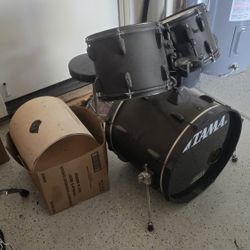 TAMA BLACK DRUM SET. 20" BASE DRUM