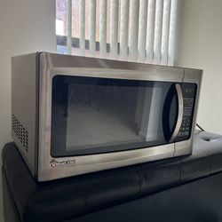 Magic Chef Countertop Microwave in Stainless Steel
