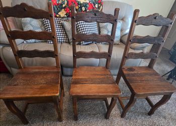 Wooden wavy ladderback Rustic chairs set of( 3 )
42"Height
18"Wide
19" from floor to seat