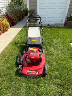 TORO SELF PROPEL 22 INCH RECYCLER LAWNMOWER WITH BAG ,EXCELLENT CONDITION. VERY EASY TO START.$225.00 OR BEST OFFER.