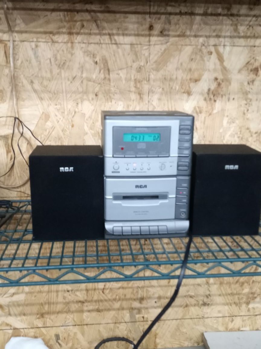 RCA bookshelf Stereo System With Remote.