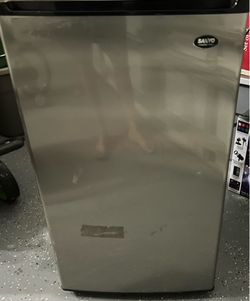 Sanyo mini fridge