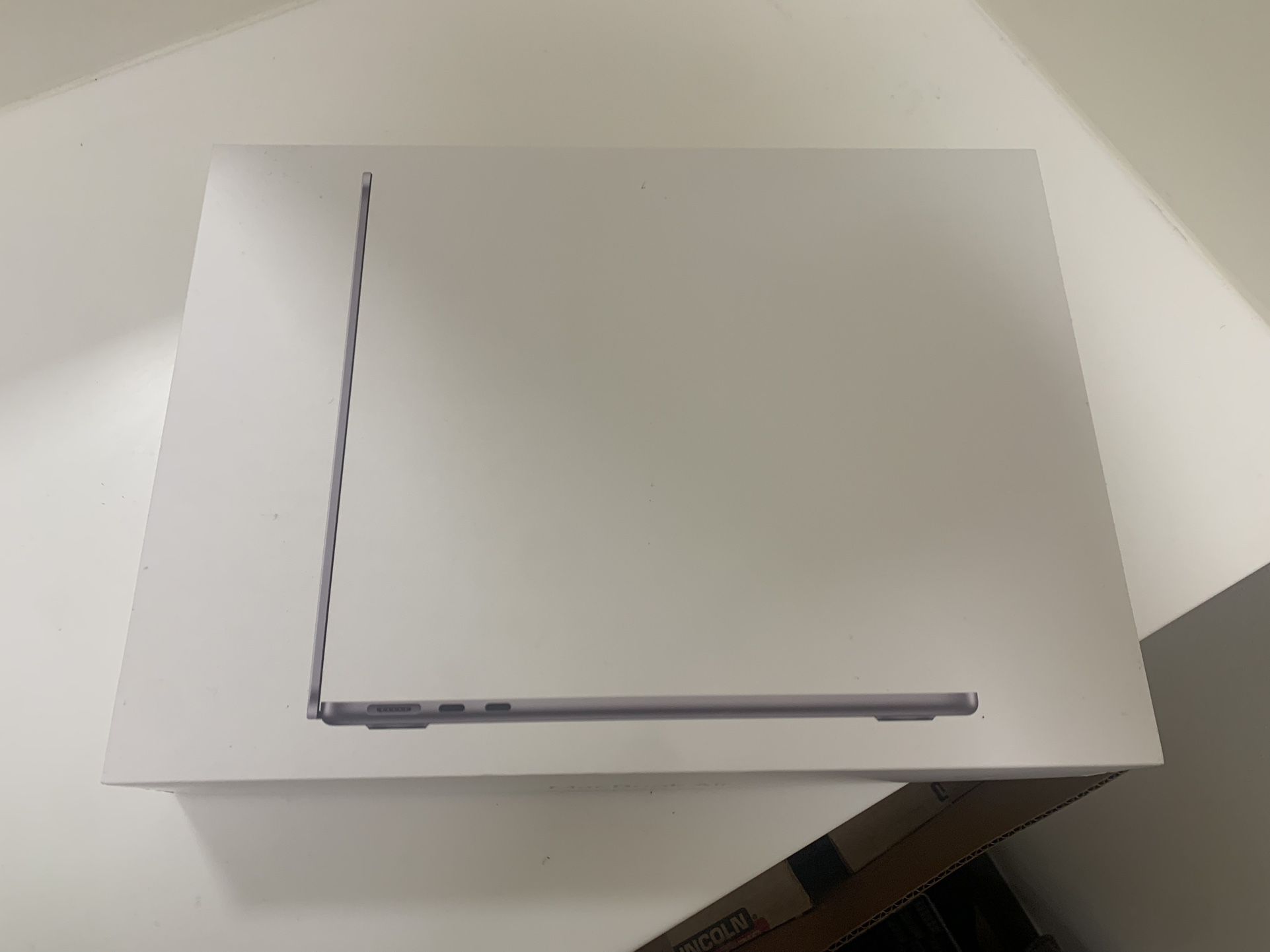 	MacBook Air 13.6" Laptop 
