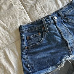 levi’s 501 jean shorts — blue