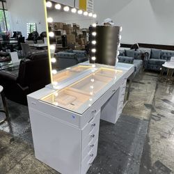 Makeup Vanity And LED Mirror / Tocador De Maquillaje Y Espejo LED