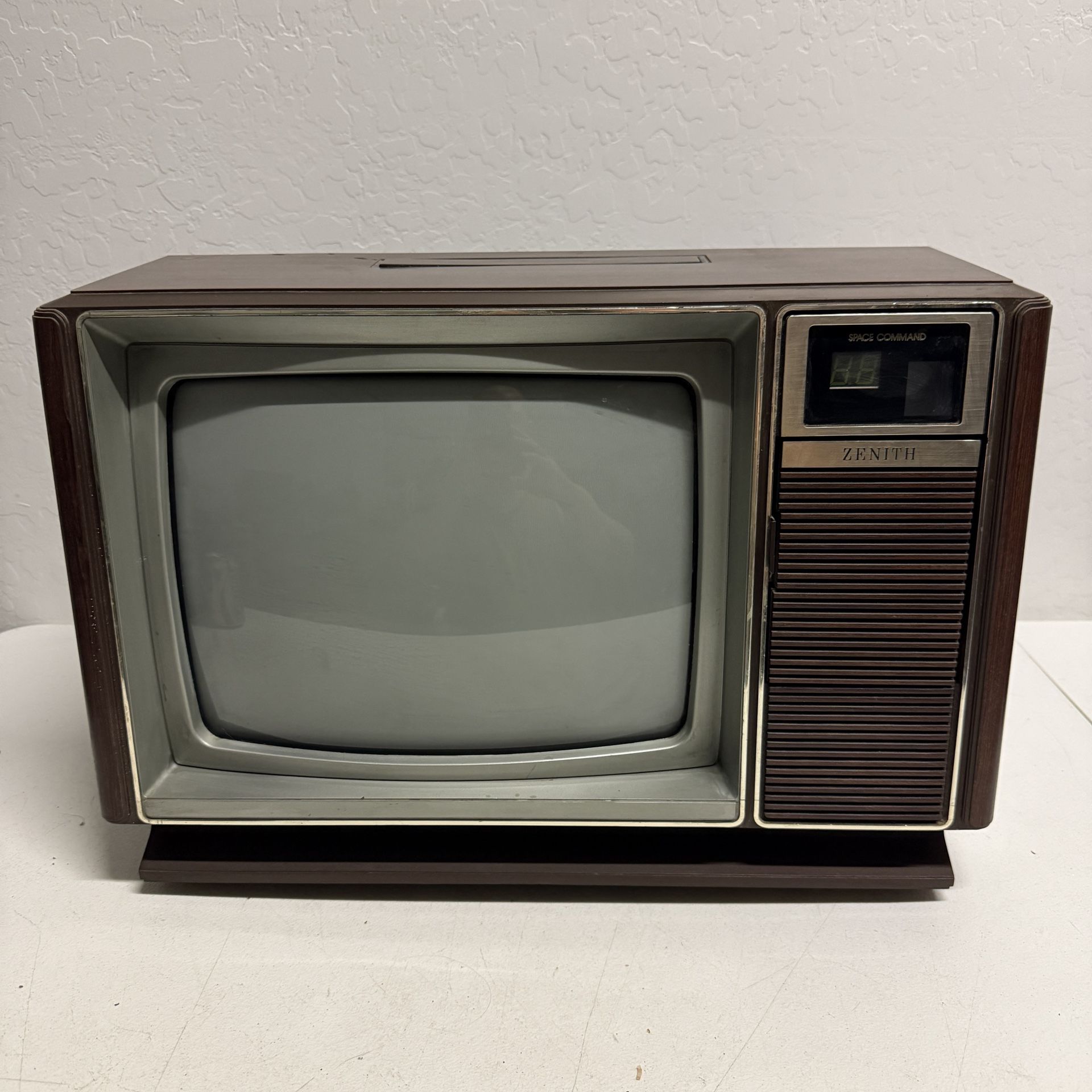Zenith 13" TV Model: SZ1319W Retro Gaming Wood Grain 1984 With Carrying Handle TESTED WORKS