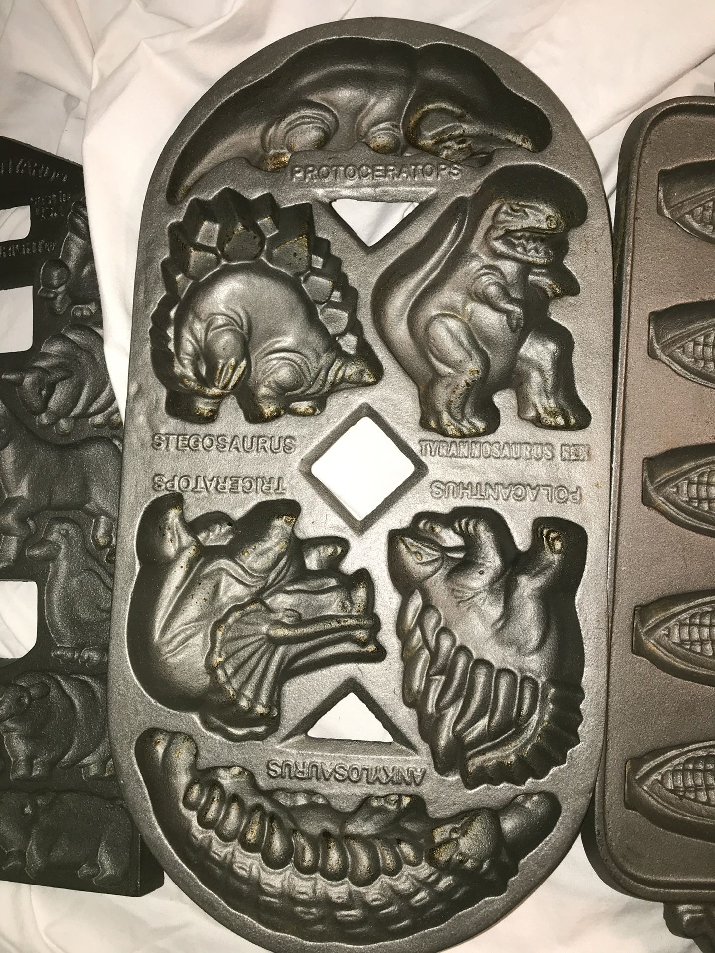 Cast Iron 6-Dinosaurs Cake Mold