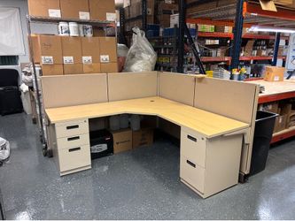 Office Cubicles (3 stations) w/ privacy wall 72x72
