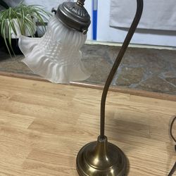 Beautiful Vintage Desk Nightstand Side Table Lamp Glass Flower