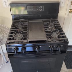 Kitchen Stove And Oven 