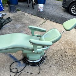 Hair dresser/tattoo hydraulic chair !Not Free!