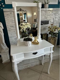 Small vanity in good condition