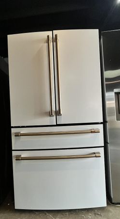 CAFÉ ENERGY STAR 28.7 Cu. Ft. Smart 4-Door French-Door Refrigerator With Dual-Dispense AutoFill Pitcher