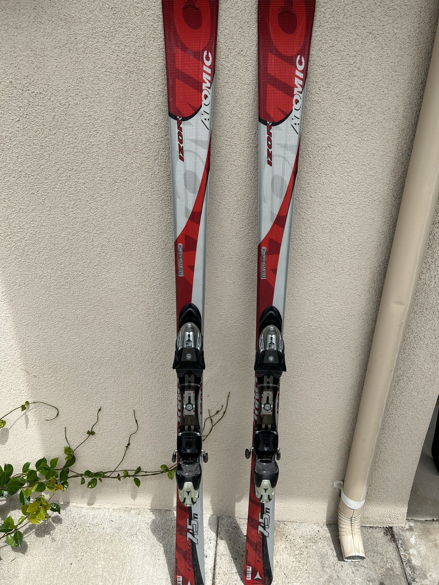 Atomic Izor 7.5 Ti Skis for Sale in Newport Beach, CA - OfferUp