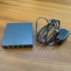 TP-Link TL-SG105 5-Port Gigabit Desktop Switch w/ Power Adapter