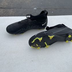  Black Nike Soccer Cleats With Yellow Studs Size 6Y