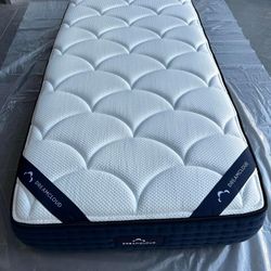 Dreamcloud Memory Foam Mattress Bed - Like New 