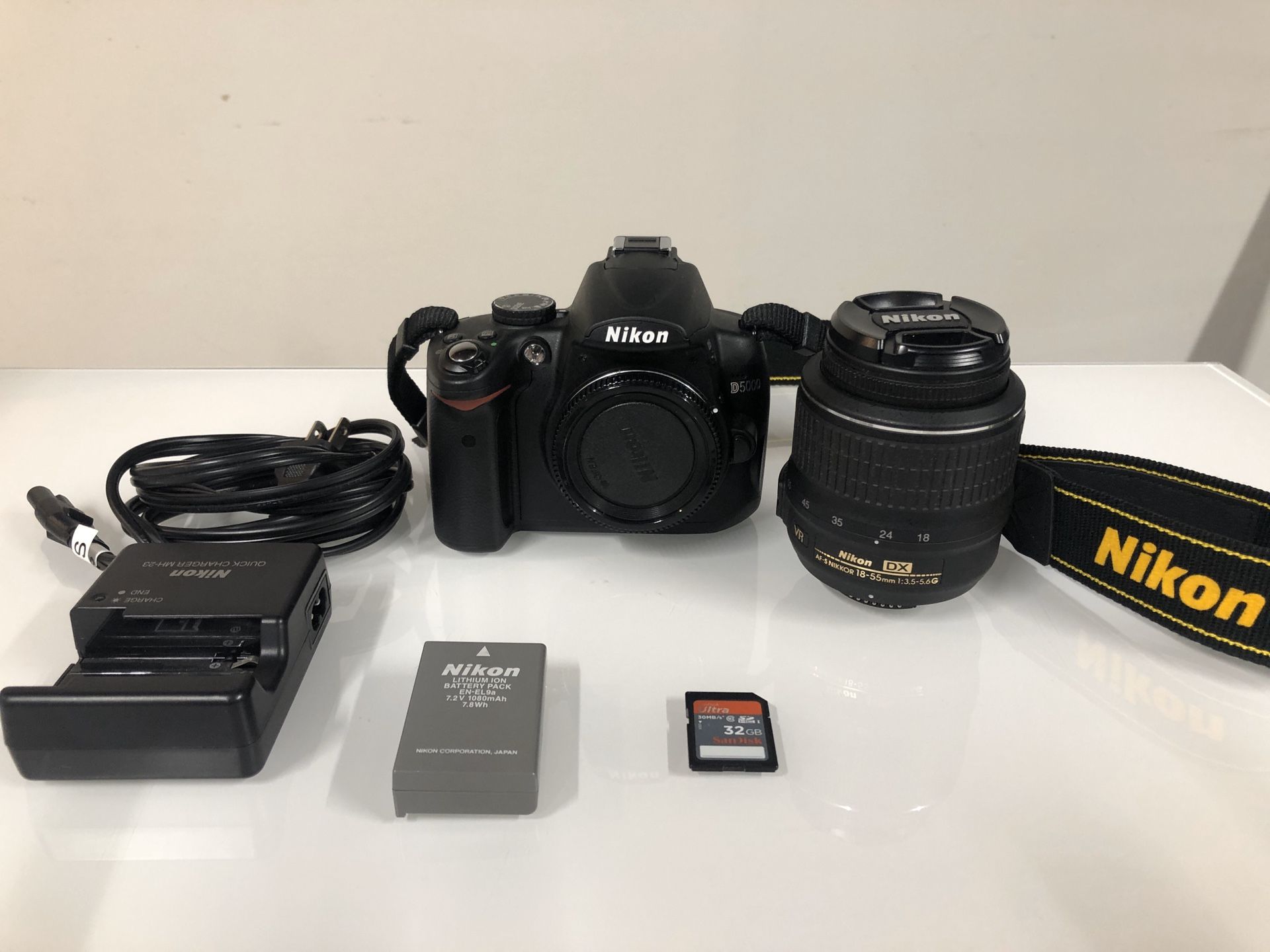 Nikon D5000 Digital SLR Camera 18-55mm VR Lens, 32GB SD Card, Battery & Charger