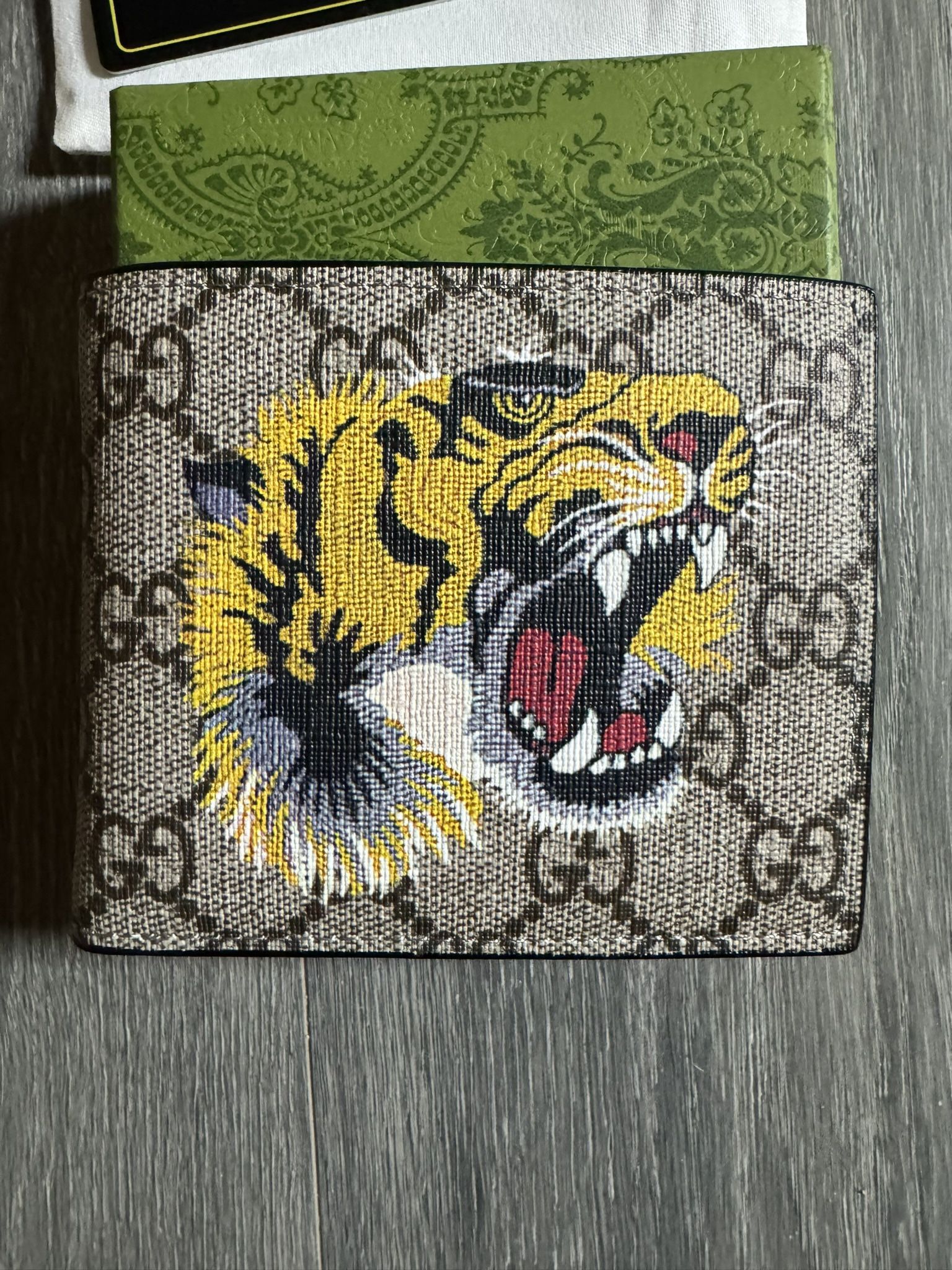 Guccl Beige Wallet