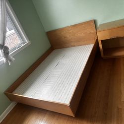 Bed + nightstand  