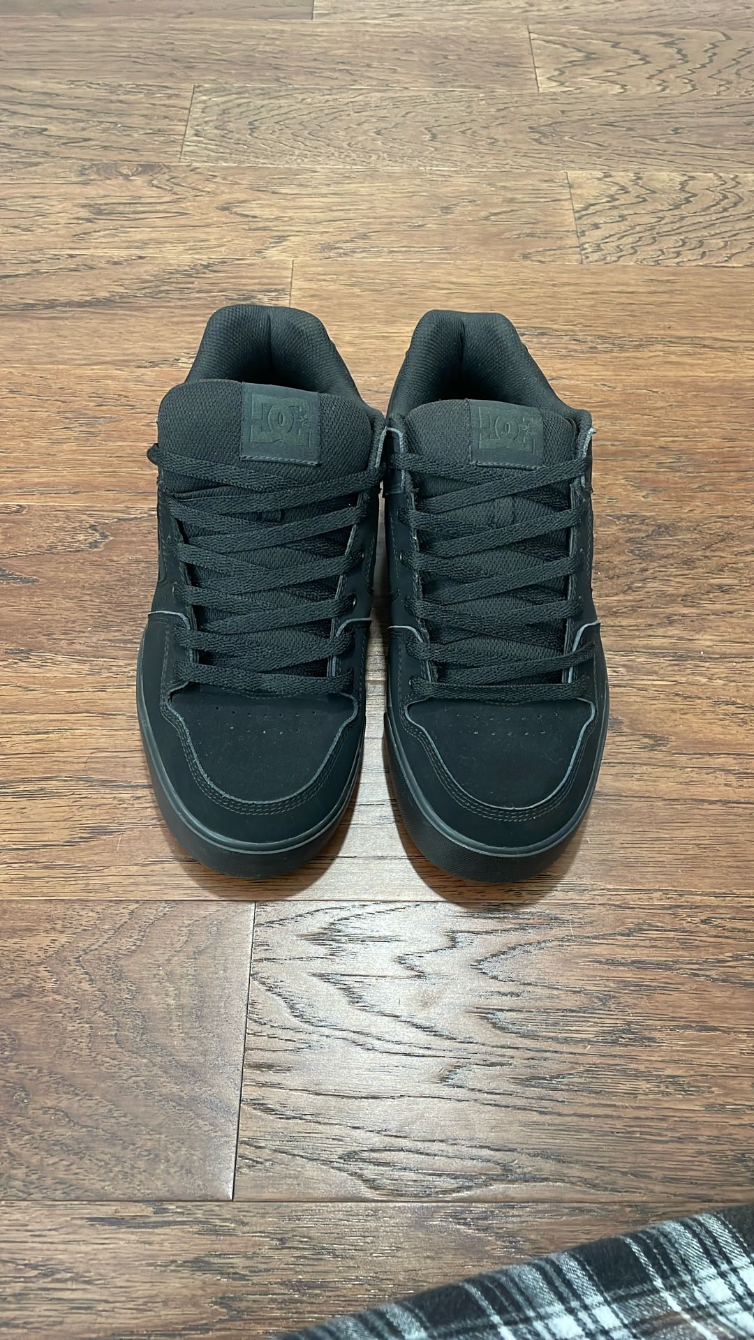 Black DC Shoes