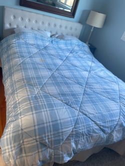 Full Size Comforter with condition issues. Pick up in Tigard