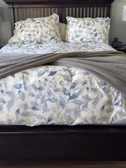 Gorgeous Crate & Barrel Queen Bed Frame With Headboard 