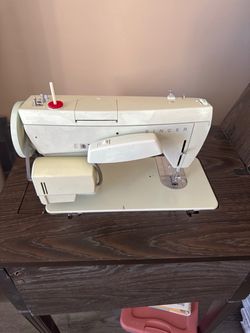 Sewing machine vintage 1970’s Singer in wood desk