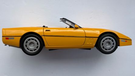 1986 Motor Max Yellow Corvette Convertible 1:24 Scale Diecast Toy Car • Highly Detailed