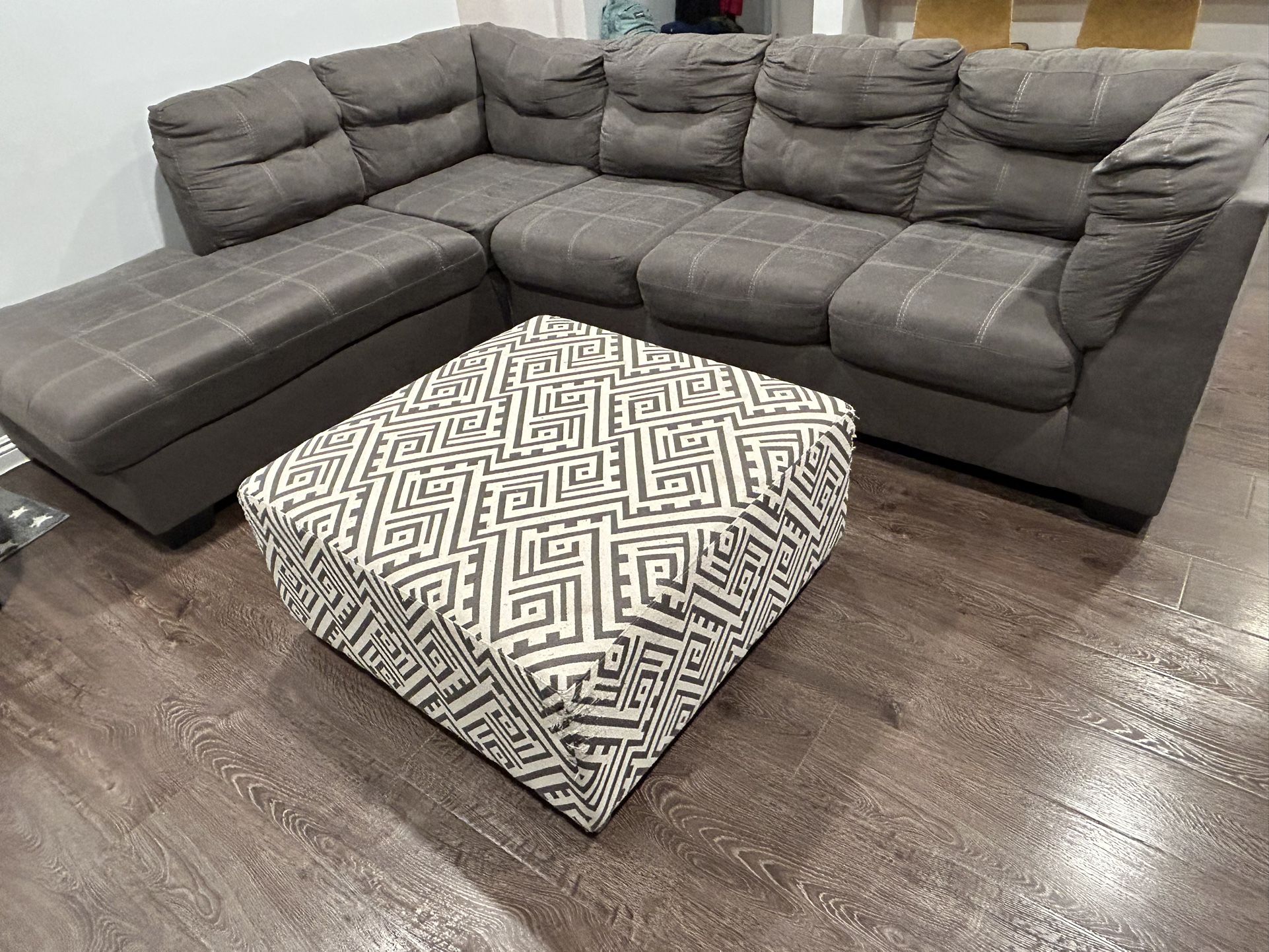 Sectional couch With ottoman