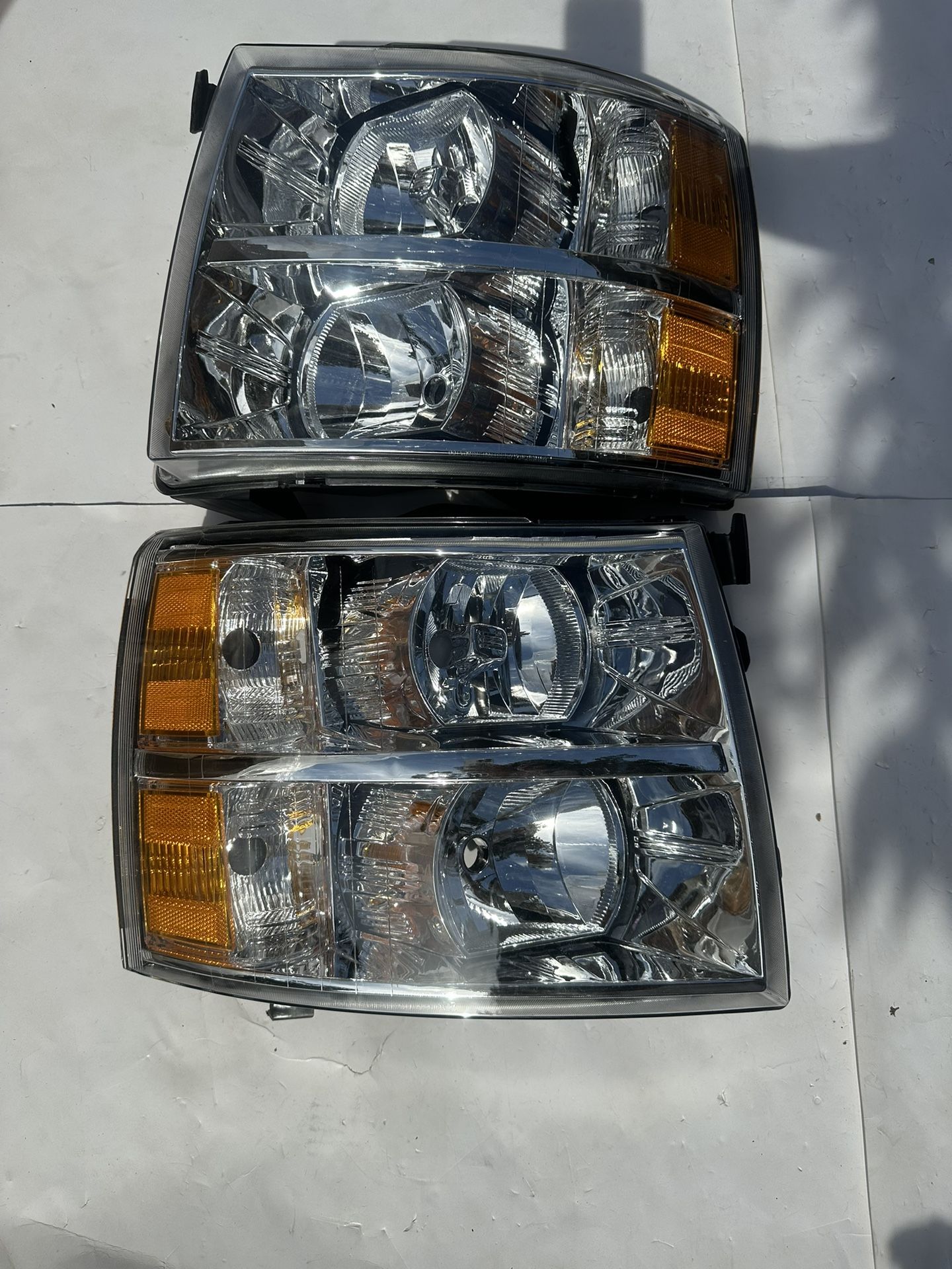 Chevy Silverado 1500/2500HD/3500HD Headlight Year 2007-2013