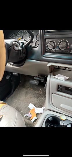 Suburban 2500 6.0 gas prende y se maneja pero tiene unas fallas