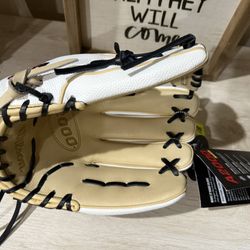Wilson A2000 Fast Pitch Softball Glove
