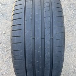 Pirelli 255/35/21  (1) Tire