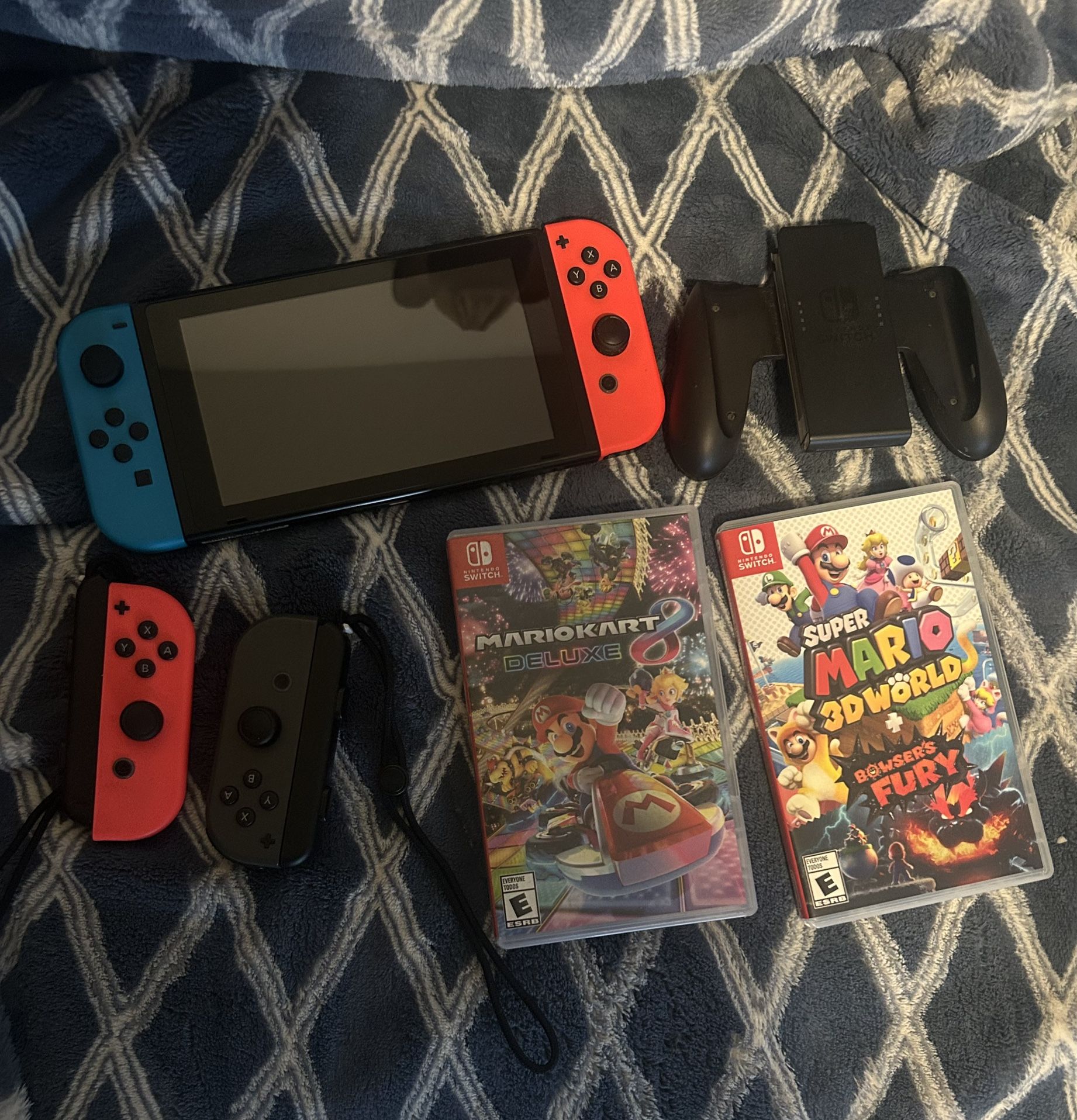 Nintendo Switch 4 Joycons 2 Games.