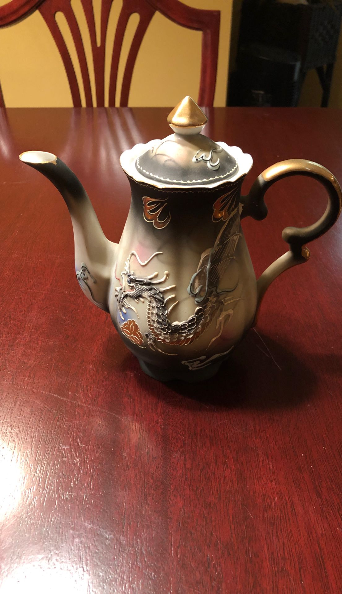 Chinese tea pot. Dragon pattern