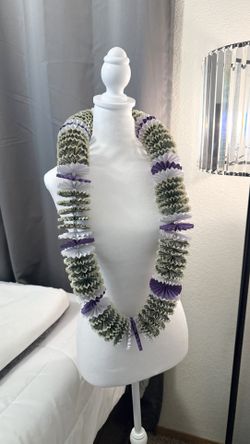 MONEY LEI (GRADUATION/ BIRTHDAYS/ SPECIAL OCCASIONS) $100 in $2 bills(50)