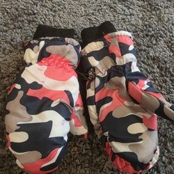 Little Girl Snow Mittens