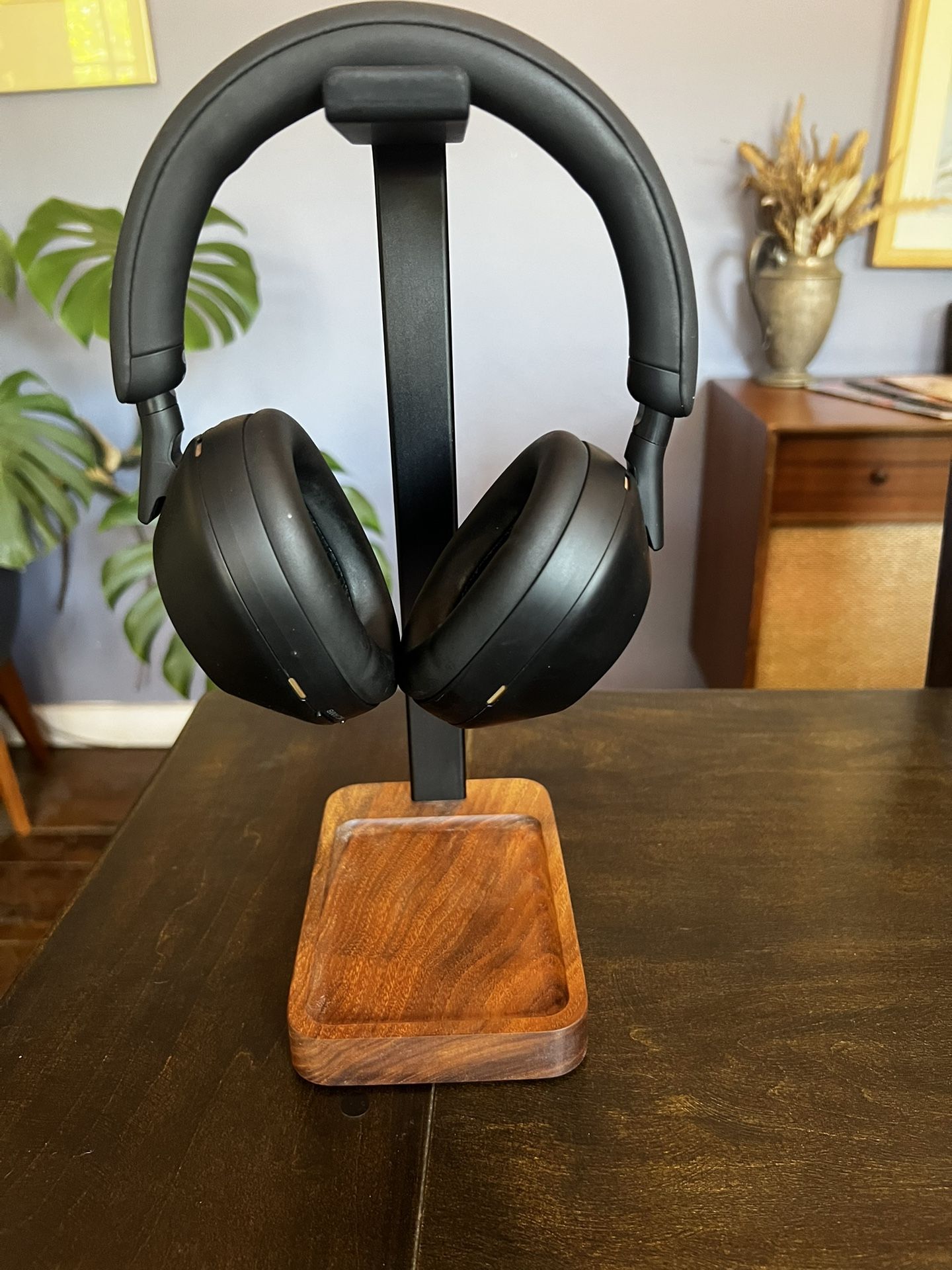 Sony noise Canceling Bluetooth Headphones With Stand. WH-1000xm5