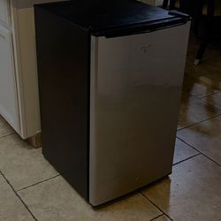 Whirlpool Free Standing 3.5 Cu. Ft. Refrigerator. 