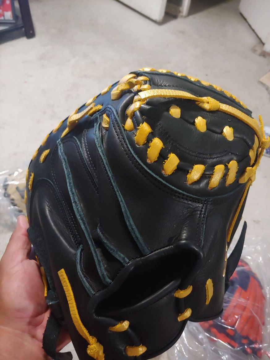 Bsseball glove made in Mexico