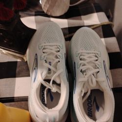 Size 10 Brooks Glycerin GTS 22. Women's 