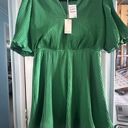 Beautiful green dress of Melloday brand size XL,pick up near Tully and Monterey Rd SJ CA 95112/95123  It’s brand new  with tags original price was $89