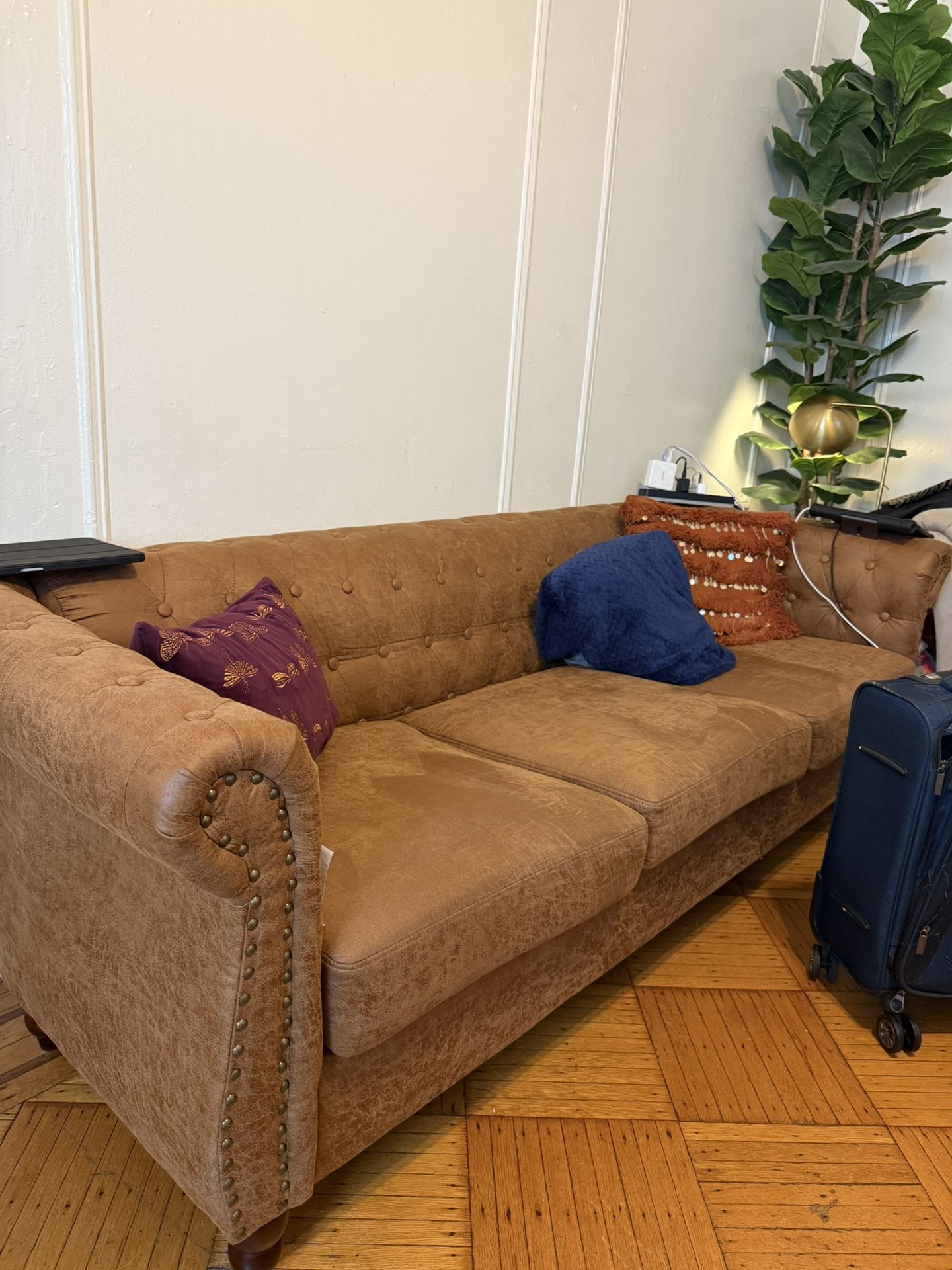 Vintage-Style Tufted Sofa – OBO