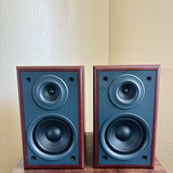 a pair of separate speaker units that accept as much as 25 watts of output power from the main unit. Having the speakers separate from the device offe