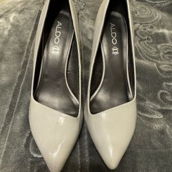 Shiny Gray Pointed Toe Pump 25$