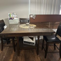 Dining Table & 4 Chairs 