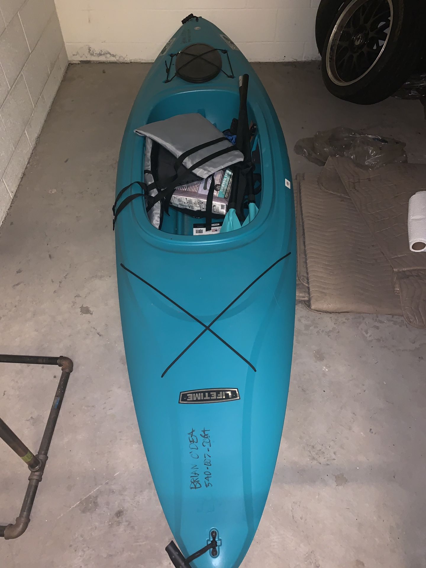 Lifetime zenith 100 sit in kayak almost like "New" for Sale in