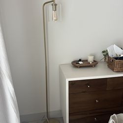 Gold 5 foot lamp with bulb