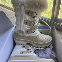 Dream Pairs Snow Boots Size 9 Kids